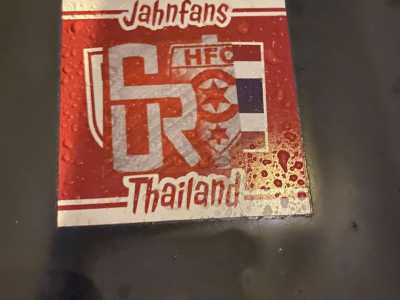 Ci incamminiamo ora verso corso Cavour dove, dietro un cartello stradale, si trova lo sticker pi� curioso di tutti.  Appartiene a una frangia di tifosi thailandesi di un club quasi sconosciuto: lo Jahn Regensburg di Ratisbona, cittadina tedesca della Baviera che gioca nella serie B locale